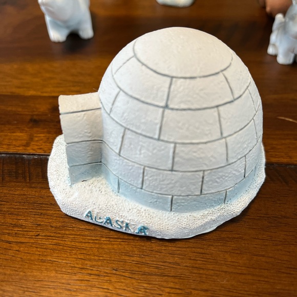 Eskimo Nativity Scene - Picture 2 of 4